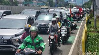 Arus kendaraan melambat dan padat menjelang unjuk rasa buruh di depan Gedung parlemen itu.