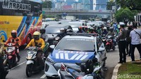 Buruh berdatangan satu persatu naik kendaraan roda dua juga roda empat.
