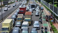 Arus lalu lintas di depan Gedung DPR/MPR Jl Gatot Subroto Jakarta terpantau mulai tersendat, pukul 10.45 WIB, Senin (6/2/2023).