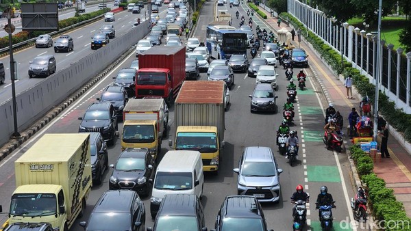 Jelang Demo Buruh, Lalu Lintas Depan DPR/MPR Mulai Macet