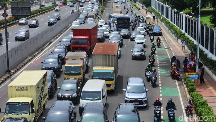 Jelang Demo Buruh, Lalu Lintas Depan DPR/MPR Mulai Macet Rencananya para buruh akan berdemo di depan Gedung DPR/MPR. Lalu lintas di Jl Gatot Subroto Jakarta terpantau mulai tersendat.