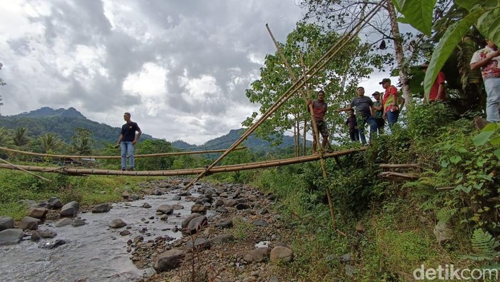 Jembatan bambu reyot di Sinjai.