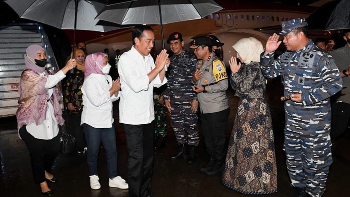 Jokowi Tiba di Sidoarjo, Bakal Hadiri Resepsi Puncak 1 Abad NU (Kris - Biro Pers Sekretariat Presiden)