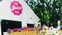 Bangunannya yang kecil bahkan tak lebih besar dari kebun bunga di halaman depannya. Kafe bernama The Juice Box ini terkenal dengan olahan jus segar organiknya yang sehat. Foto: Pinterest via Delish