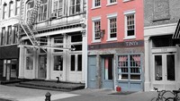 Berada di tengah himpitan gedung-gedung besar, kafe bernama Tinys tampil paling mungil. Karena hanya bisa menampung sedikit pelanggan, maka diperlukan reservasi untuk makan di sini. Foto: Pinterest via Delish