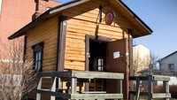 Mirip seperti rumah koboi tua, bangunan ini merupakan kafe yang bernama Restaurant Kuappi di Finlandia. Restoran ini secara resmi pernah tercatat sebagai tempat makan terkecil di dunia. Foto: Pinterest via Delish