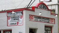 Ukurannya bangunan yang kecil justru membuat kafe bernama Texas Tavern ini mampu bertahan hingga 85 tahun lamanya. Dalam satu waktu, kafe ini hanya mampu menampung 10 pelanggan saja. Foto: Pinterest via Delish