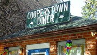 Memiliki desain yang unik, kafe kecil bernama Cooperstown Diner, New York tampil menggemaskan. Menu yang dihadirkan berupa burger jumbo dan menu-menu sarapan yang nikmat. Foto: Pinterest via Delish