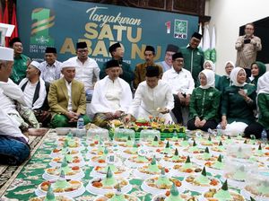 Momen PKB Potong Tumpeng Tasyakuran Satu Abad NU
