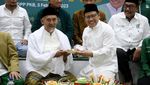 Momen PKB Potong Tumpeng Tasyakuran Satu Abad NU