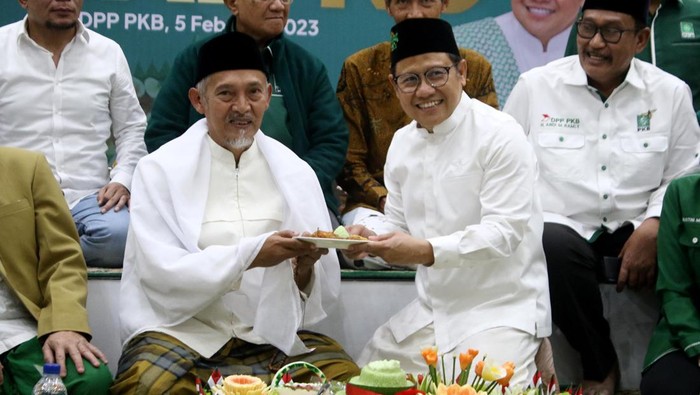 Ketua Umum PKB Muhaimin Iskandar (keempat kanan) memotong tumpeng saat tasyakuran satu abad NU di Kantor DPP PKB, Jakarta, Minggu (5/2/2023). Partai Kebangkitan Bangsa (PKB) menggelar tasyakuran memperingati Satu Abad Nahdlatul Ulama (NU) dengan istighotsah dan pemotongan 100 tumpeng.