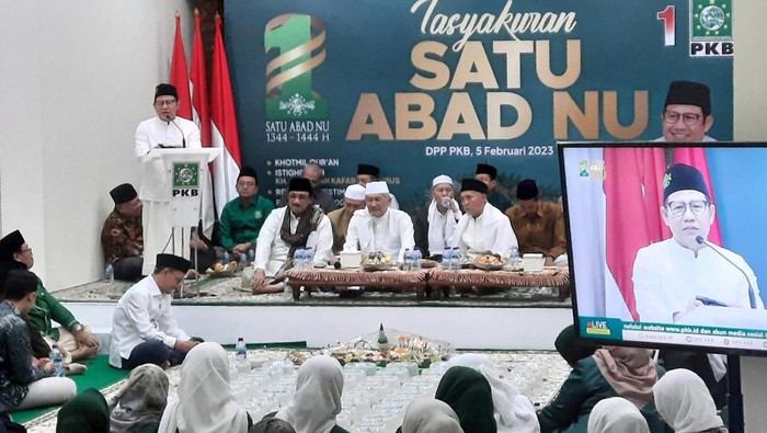 Ketua Umum PKB Muhaimin Iskandar (keempat kanan) memotong tumpeng saat tasyakuran satu abad NU di Kantor DPP PKB, Jakarta, Minggu (5/2/2023). Partai Kebangkitan Bangsa (PKB) menggelar tasyakuran memperingati Satu Abad Nahdlatul Ulama (NU) dengan istighotsah dan pemotongan 100 tumpeng.