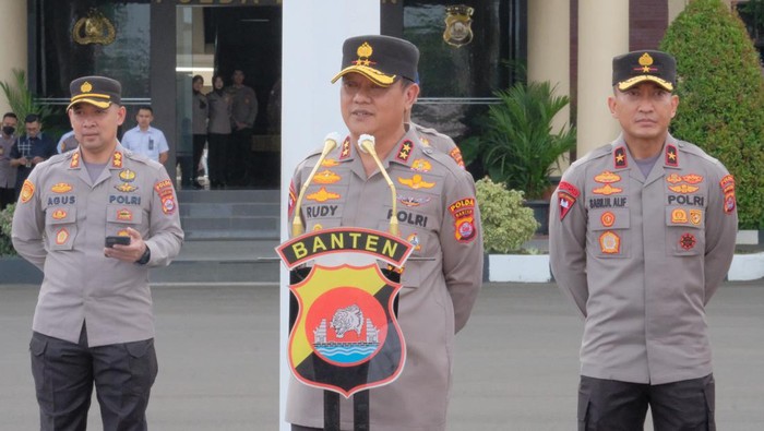 Kapolda Banten Irjen Rudy Heriyanto hadiahi anggota umrah-motor