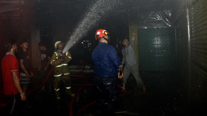 KEBAKARAN PASAR TERONG DI MAKASSAR Sejumlah petugas pemadam kebakaran berusaha memadamkan api saat terjadi kebakaran di Pasar Terong, Makassar, Sulawesi Selatan, Minggu (5/2/2023) malam. Kebakaran yang terjadi di lantai dua Pasar Terong tersebut menghanguskan sebanyak 24 kios, sementara penyebab kebakaran masih dalam penyelidikan kepolisian. ANTARA FOTO/Abriawan Abhe/YU