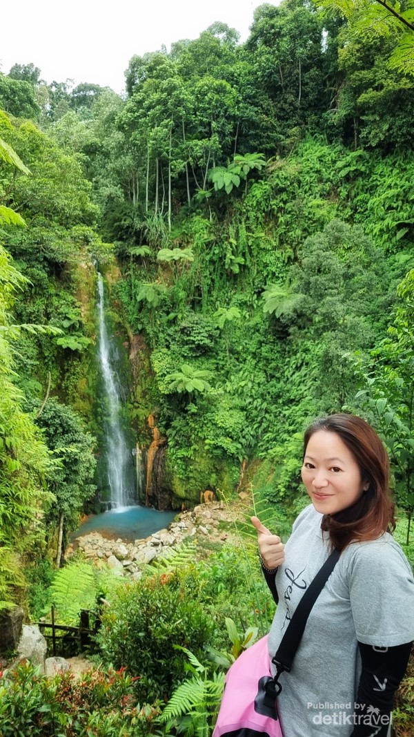 Pemandangan di sekitar air terjun begitu cantik.