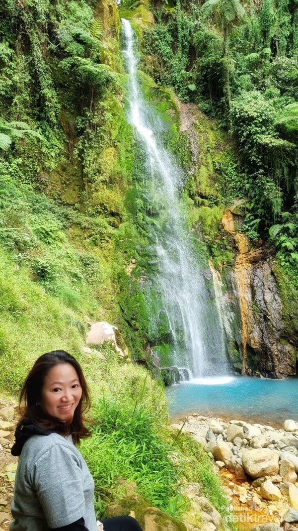 Air terjun setinggi 30 meter.