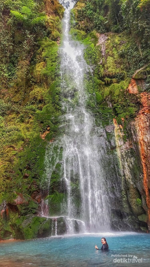 merasakan langsung dingin dan segarnya air terjun setinggi 30 meter ini
