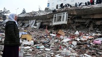 Sebuah gedung di Diyarbakir, Turki, rata dengan tanah usai digoyang gempa. Asisten profesor di Sekolah Ilmu Bumi dan Atmosfer Universitas Teknologi Georgia, Karl Lang mengatakan daerah yang dilanda gempa pada hari ini memang rentan terhadap aktivitas seismik. Reuters/Sertac Kayar.