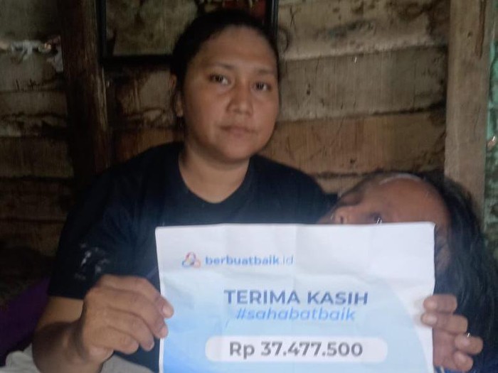 Ina, ibu dari Nia, bocah penderita kelainan kerangka otak, mengalami kesulitan berjualan. Beruntungnya, ada donasi dari sahabat baik untuk membantu keluarganya.