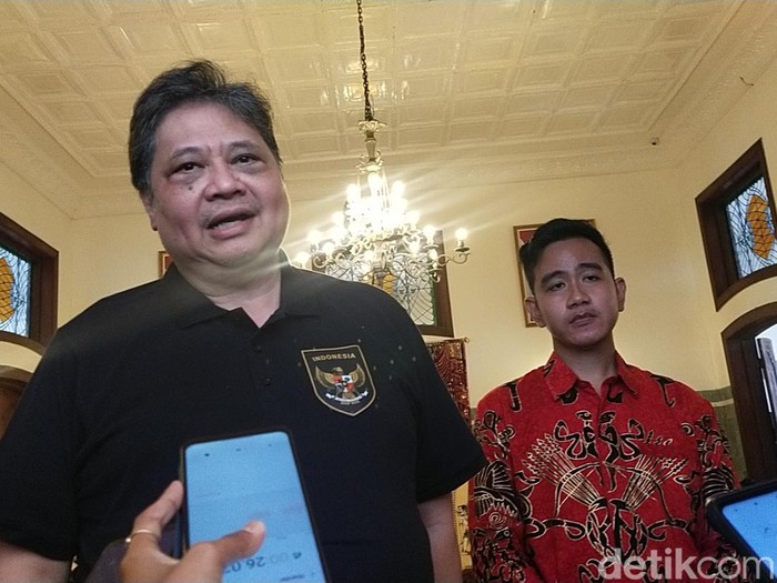 Ketum Golkar, Airlangga Hartarto, bertemu Wali Kota Solo Gibran Rakabuming Raka di Loji Gandrung, Solo, Senin (6/2/2023).