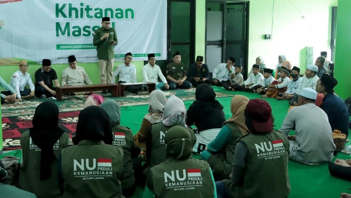 Khitanan Massal Sambut 1 Abad NU di Sidoarjo Lazisnu turut memeriahkan 1 Abad NU dengan menggelar khitanan massal di Sidoarjo. Sedikitnya 100 anak antusias mengikuti acara tersebut.