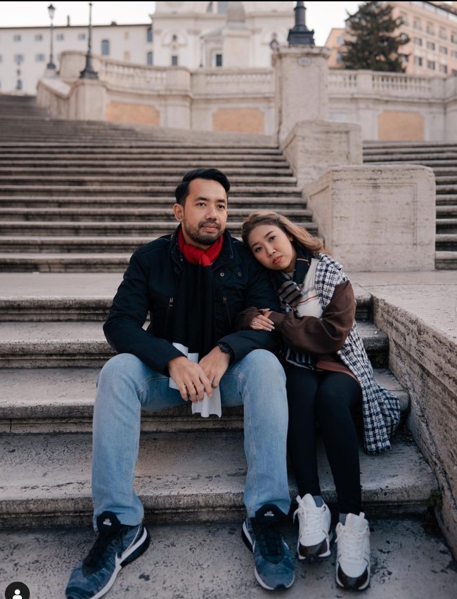 Melalui akun Instagramnya Kiky Saputri tampak membagikan foto-foto kebersamaannya bersama sang suami. Keduanya tampak kompak memamerkan kemesraan mereka. Foto: Instagram/@kikysaputrii