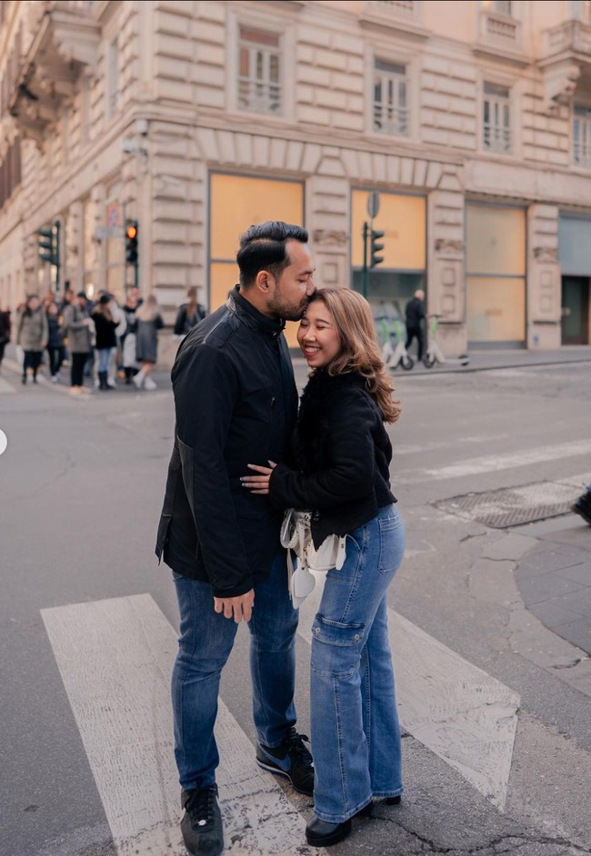 Seperti layaknya pengantin baru, Kiky dan sang suami selalu nempel saat berpose bersama. Dengan penuh kasih sayang dalam sebagian besar foto sang suami selalu mengecup kening Kiky Saputri. Foto: Instagram/@kikysaputrii