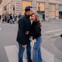 Seperti layaknya pengantin baru, Kiky dan sang suami selalu nempel saat berpose bersama. Dengan penuh kasih sayang dalam sebagian besar foto sang suami selalu mengecup kening Kiky Saputri. Foto: Instagram/@kikysaputrii
