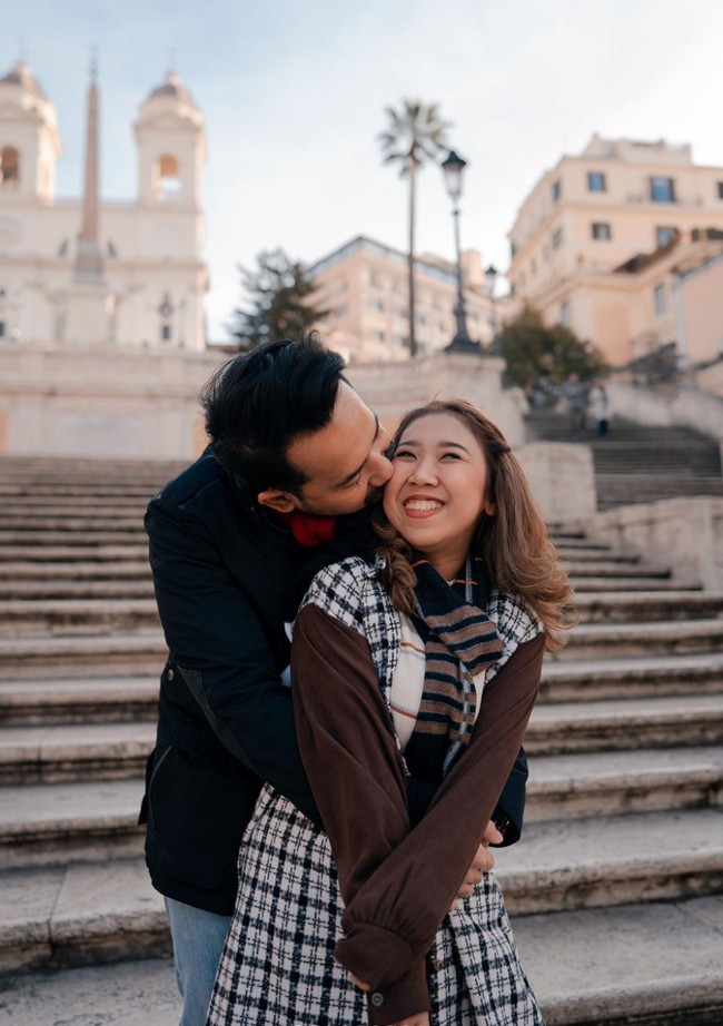 Mencium mesra pipi sang istri, Kiky Saputri dan suaminya itu tampak begitu bahagia. Keduanya pun selalu memamerkan senyum sumringah di wajah mereka. Foto: Instagram/@kikysaputrii