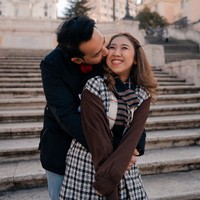 Mencium mesra pipi sang istri, Kiky Saputri dan suaminya itu tampak begitu bahagia. Keduanya pun selalu memamerkan senyum sumringah di wajah mereka. Foto: Instagram/@kikysaputrii