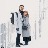 Kiky dan sang suami juga mengunjungi Swiss. Keduanya tampak berpose di tengah salju yang sedang turun di sana. Foto: Instagram/@kikysaputrii