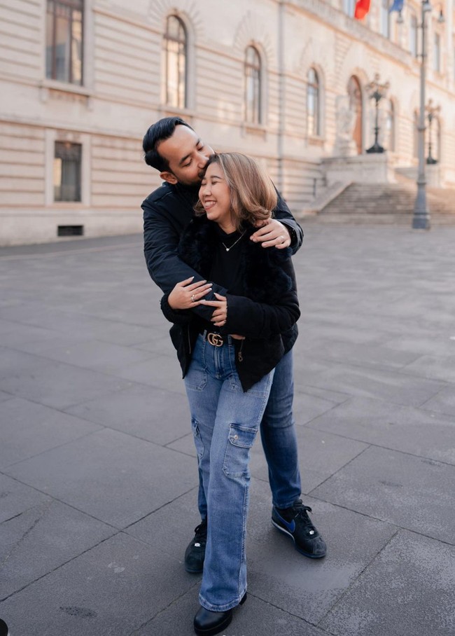 Tak hanya memamerkan kemesraan, keduanya juga terlihat tampil kompak berbusana senada. Seperti dalam foto yang satu ini saat Kiky dan suami sama-sana mengenakan atasan berwarna hitam dan bawahan celana jeans. Foto: Instagram/@kikysaputrii
