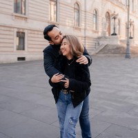 Tak hanya memamerkan kemesraan, keduanya juga terlihat tampil kompak berbusana senada. Seperti dalam foto yang satu ini saat Kiky dan suami sama-sana mengenakan atasan berwarna hitam dan bawahan celana jeans. Foto: Instagram/@kikysaputrii