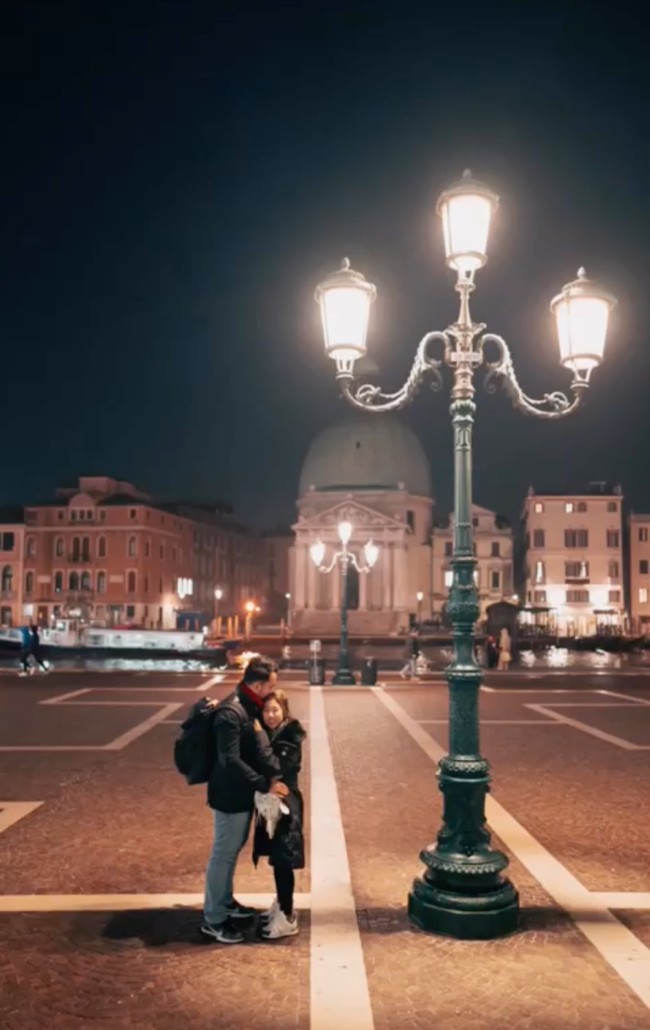 Begini gaya keduanya yang selalu tampil mesra memamerkan momen-momen bulan madu mereka. Ekspresi bahagia pun tampak jelas menghiasi wajah keduanya. Foto: Instagram/@kikysaputrii