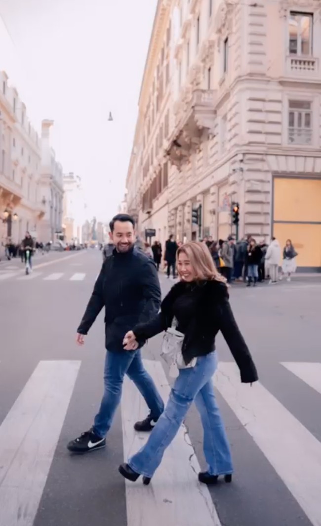 Komedian Kiky Saputri resmi menikah dengan Muhammad Khairi pada Sabtu (28/01/23). Setelah menggelar pesta pernikahan yang meriah, keduanya memilih berkunjung ke Eropa untuk berbulan madu. Foto: Instagram/@kikysaputrii