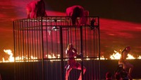 Kim Petras juga tak mau kalah dan menyanyi dari dalam kurungan. Chris Pizzello/Invision/AP/Chris Pizzello