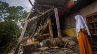 Hujan deras yang terjadi pada Minggu (5/2) malam menyebabkan asrama pondok pesantren tersebut roboh.  