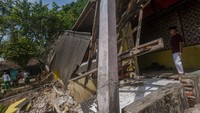 Siswa melihat kondisi asrama pesantren yang roboh di Ponpes Nurul Faizin, Lebak, Banten, Senin (6/2/2023).