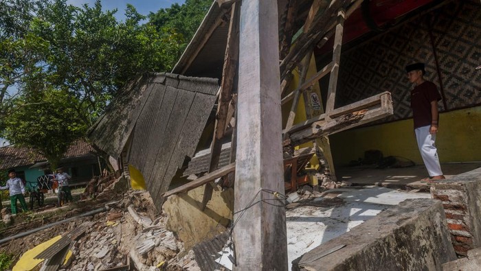 Kondisi Asrama Pesantren yang Roboh Akibat Abrasi Sungai di Lebak Santri melihat kondisi asrama pesantren yang roboh di Ponpes Nurul Faizin, Lebak, Banten, Senin (6/2/2023). Hujan deras yang terjadi pada Minggu (5/2) malam menyebabkan asrama pondok pesantren tersebut roboh akibat abrasi sungai Ciujung sehingga para santri diungsikan ke asrama lain. ANTARA FOTO/Muhammad Bagus Khoirunas/nym.