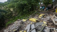 Robohnya asrama tersebut akibat abrasi sungai Ciujung yang membuat para santri terpaksa harus mengungsi ke asrama lain. 