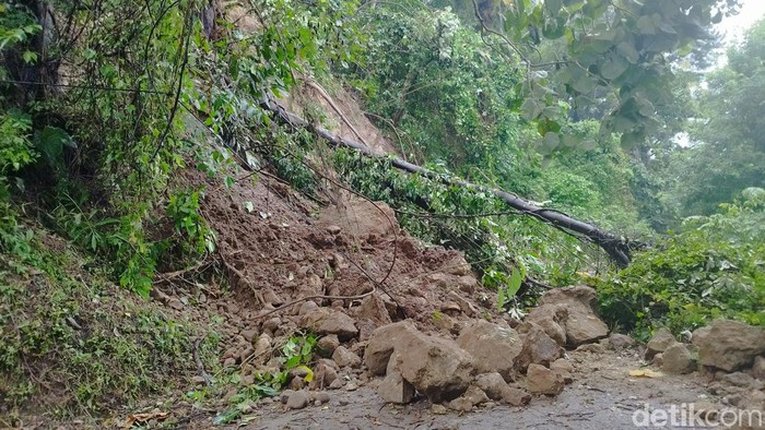 Kondisi longsor di Jalan Wana Wisata Penggaron, Dusun Kaligawe, Ungaran Timur, Kabupaten Semarang, Senin (6/2/2023).