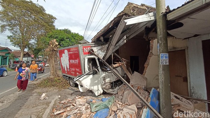 Kondisi rumah warga di Blitarsetelah ditabrak