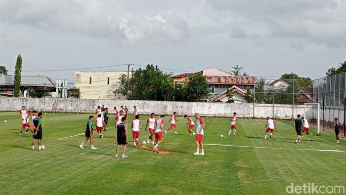 Latihan PSM Makassar di Stadion Kalegowa, Gowa, Sulawesi Selatan  sebagai persiapan menghadapi Barito Putera di pekan ke-23 Liga 1 2022/2023.