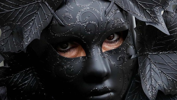 Venice Carnaval merupakan sebuah festival tahunan yang menyelenggarakan parade di mana orang-orang menggunakan kostum dan topeng yang menutupi identitas asli mereka.