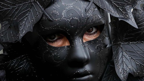 Venice Carnaval merupakan sebuah festival tahunan yang menyelenggarakan parade di mana orang-orang menggunakan kostum dan topeng yang menutupi identitas asli mereka. Venice Carnaval merupakan sebuah festival tahunan yang menyelenggarakan parade di mana orang-orang menggunakan kostum dan topeng yang menutupi identitas asli mereka.