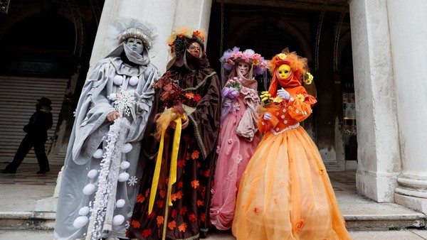 Kostum yang dikenakan pada festival ini adalah kostum venetian dresses abad ke-17 yang dipasangkan dengan beragam topeng-topeng unik.