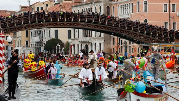 Warga Venesia mengambil bagian dalam parade topeng di Grand Canal selama karnaval Venesia, di Venesia, Italia, Minggu (5/2/2023). Warga Venesia mengambil bagian dalam parade topeng di Grand Canal selama karnaval Venesia, di Venesia, Italia, Minggu (5/2/2023).