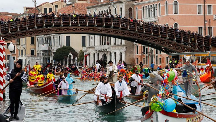 Potret Meriahnya Parade Topeng di Venice Carnaval