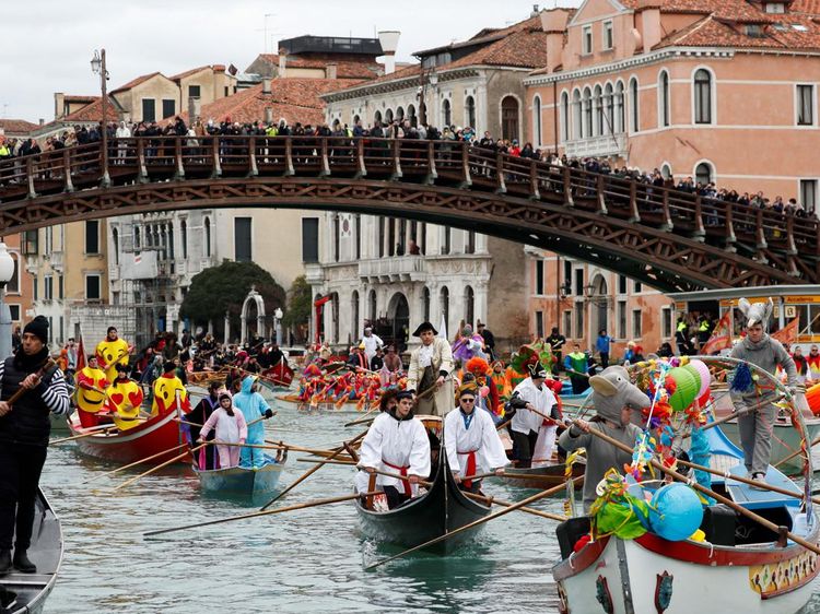 Potret Meriahnya Parade Topeng di Venice Carnaval