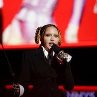 Kehadiran Madonna di Grammy Awards 2023 ini mencuri atensi. Namun bukan pidatonya soal para pemberontak yang dibicarakan. Melainkan penampilannya. Foto: Getty Images